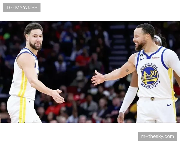 特写镜头：库里命中职业生涯第3500记三分后指向场边家人。