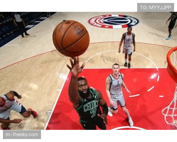 特写镜头:王牌主帅在对手追分阶段请求暂停时的冷静布署 特写镜头:王牌主帅在对手追分阶段请求暂停时的冷静布署